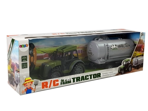 Radiovadāms  traktors ar pienvedēju piekabi