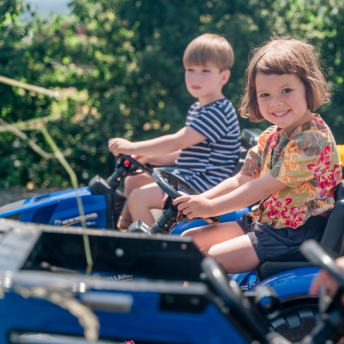 Traktors ar pedāļiem ar kausu un piekabi FALK New Holland Blue